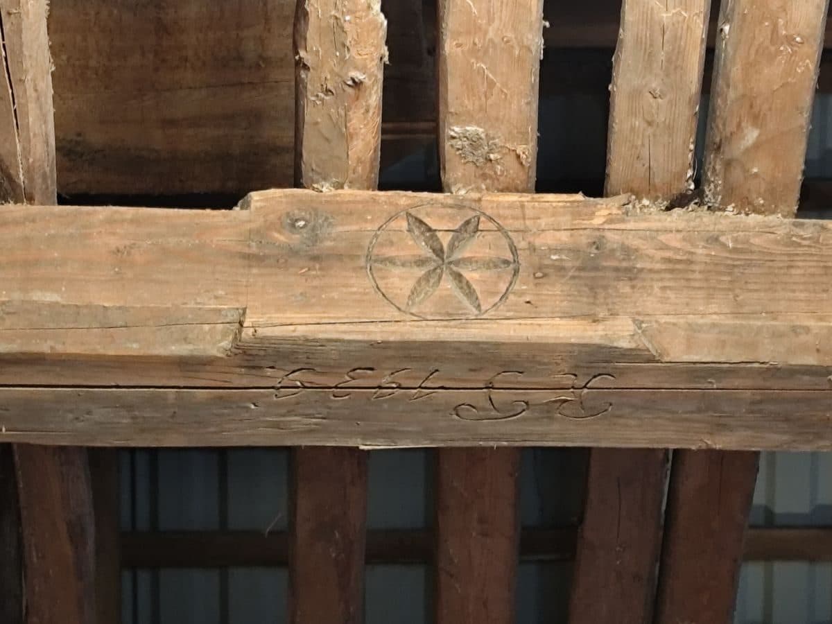 Rzeźbiona belka z 1932 roku — znak beskidzkiego rękodzielnictwa