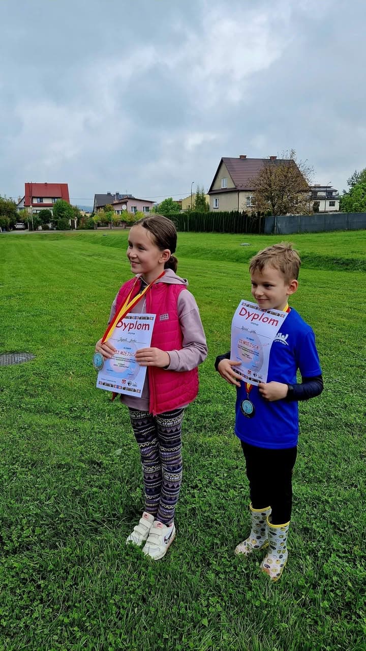 Najmłodsi zawodnicy Błękit z medalami i dyplomami